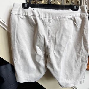 Chicos Perfect Stretch Shorts Khaki. Size 1 EUC 17” length